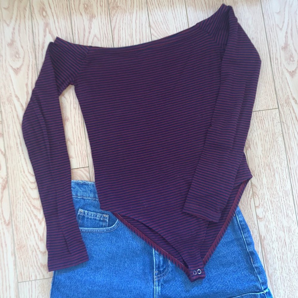 3/$20 Burgundy navy off the shoulder bodysuit M
